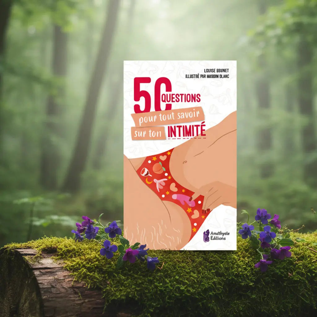 Livre illustré 50 Questions pour tout savoir sur ton Intimité de Louise Brunet posé sur une souche moussue, montrant un dessin de corps féminin avec une culotte rouge à motifs.