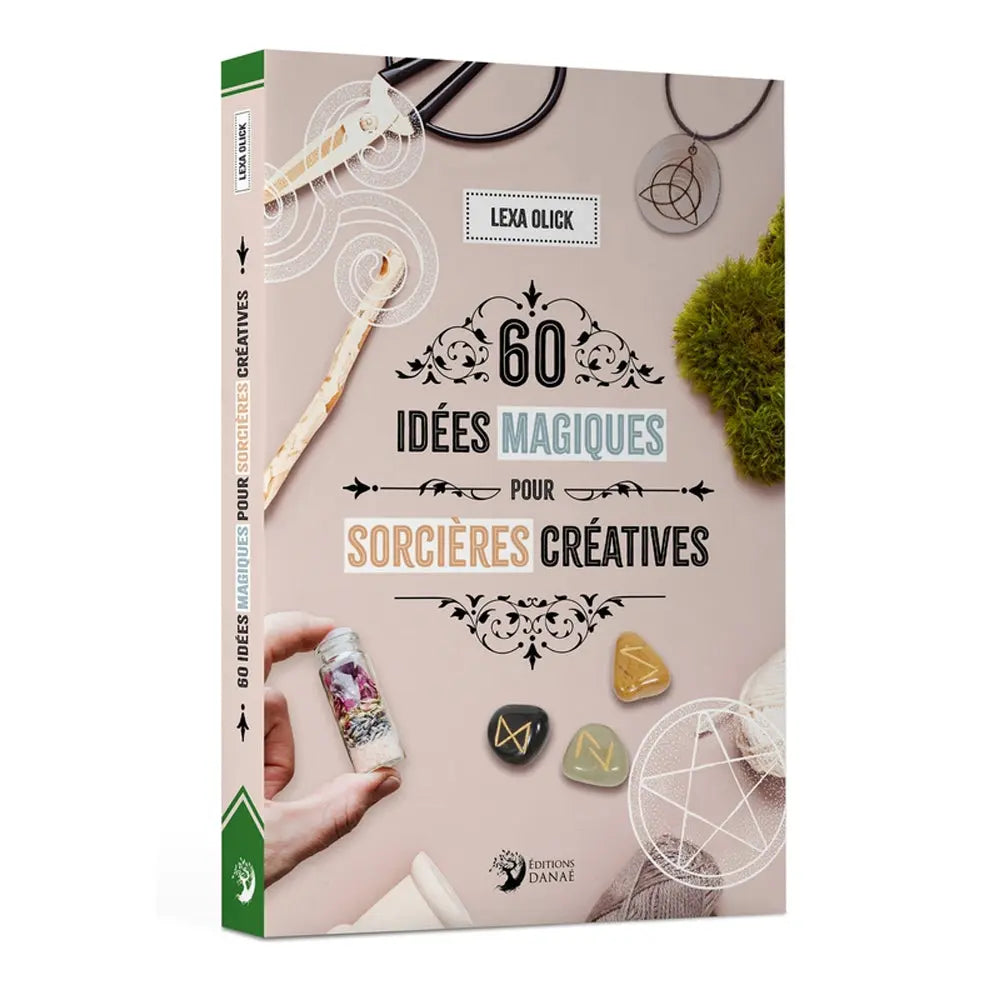 La couverture du livre "60 idées magiques pour sorcières créatives" de Lexa Olick, illustrée de divers objets artisanaux et ésotériques comme des runes, une fiole d'herbes et un pendentif, publiée aux Éditions Danaé.