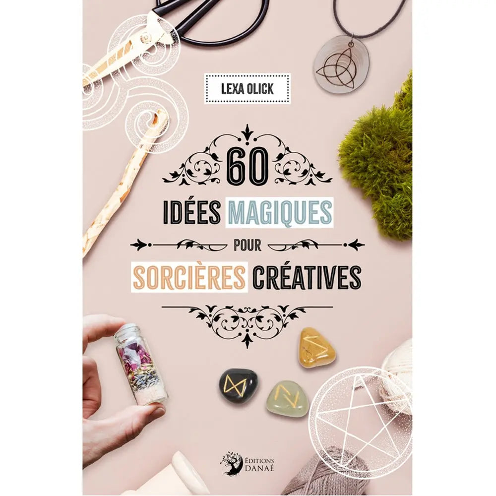 La couverture du livre "60 idées magiques pour sorcières créatives" de Lexa Olick, illustrée par une composition d'objets artisanaux et ésotériques (fiole d'herbes, runes, pendentif), publiée aux Éditions Danaé.