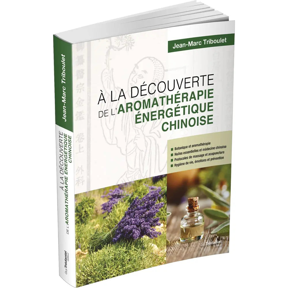 La couverture du livre "À la découverte de l'aromathérapie énergétique chinoise" de Jean-Marc Triboulet, illustrée de lavande et d'un flacon d'huile essentielle, publiée chez Guy Trédaniel éditeur.