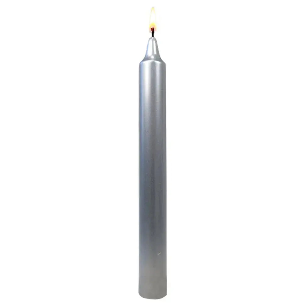 Bougie teintée dans la masse couleur argent, fine et élancée, allumée sur fond blanc, idéale pour rituels de protection, de clarté mentale et de connexion aux énergies lunaires.