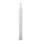 Bougie ésotérique blanche teintée dans la masse, fine et élancée, présentée allumée sur fond blanc, idéale pour les rituels de pureté, de protection et de clarté spirituelle.