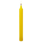 Bougie teintée dans la masse jaune vif, allumée sur fond blanc, idéale pour les rituels de joie, réussite, clarté mentale et énergie solaire en magie et ésotérisme.