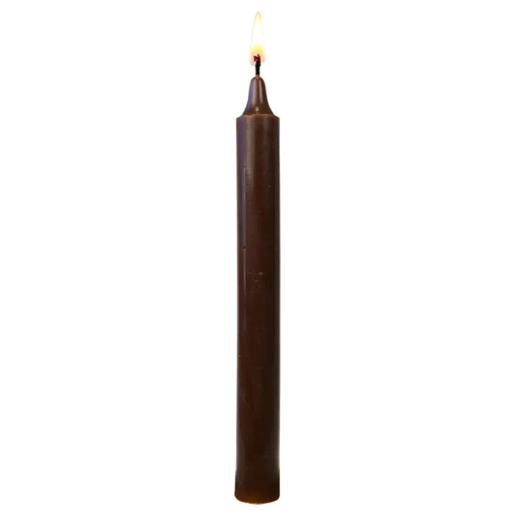Bougie teintée dans la masse marron chocolat, fine et élancée, allumée sur fond blanc pour mettre en valeur sa couleur chaude.