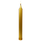 Bougie ésotérique dorée longue et élancée, allumée sur fond blanc, parfaite pour les rituels de prospérité, de succès et d’abondance.