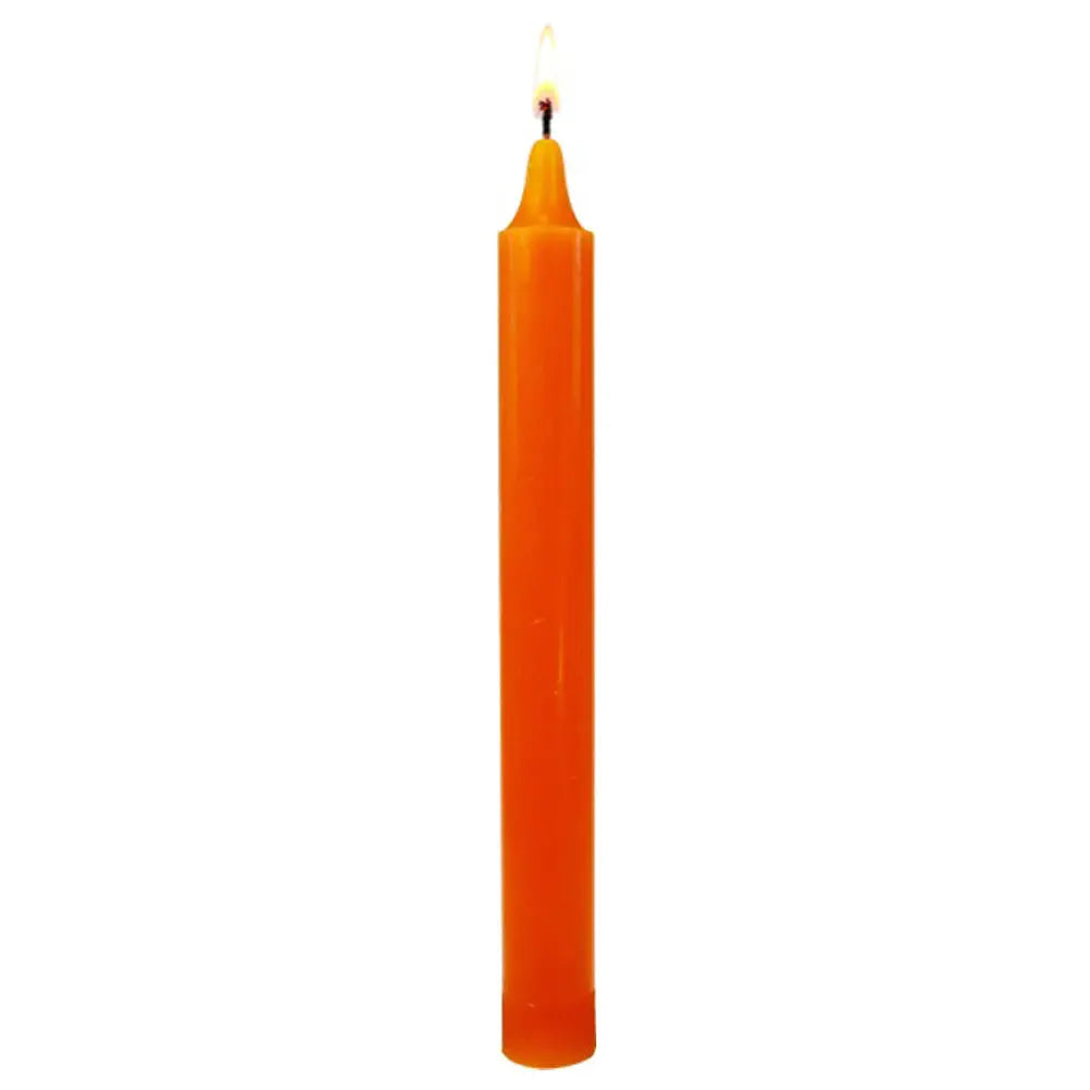 Bougie teintée dans la masse orange vif, fine et élancée, présentée sur fond blanc, idéale pour accompagner rituels de créativité, d’enthousiasme et de vitalité.