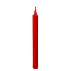 Bougie rouge vif cylindrique allumée sur fond blanc, vue de face, avec flamme jaune au sommet de la mèche.