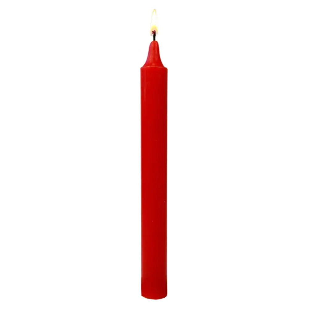 Bougie rouge vif cylindrique allumée sur fond blanc, vue de face, avec flamme jaune au sommet de la mèche.