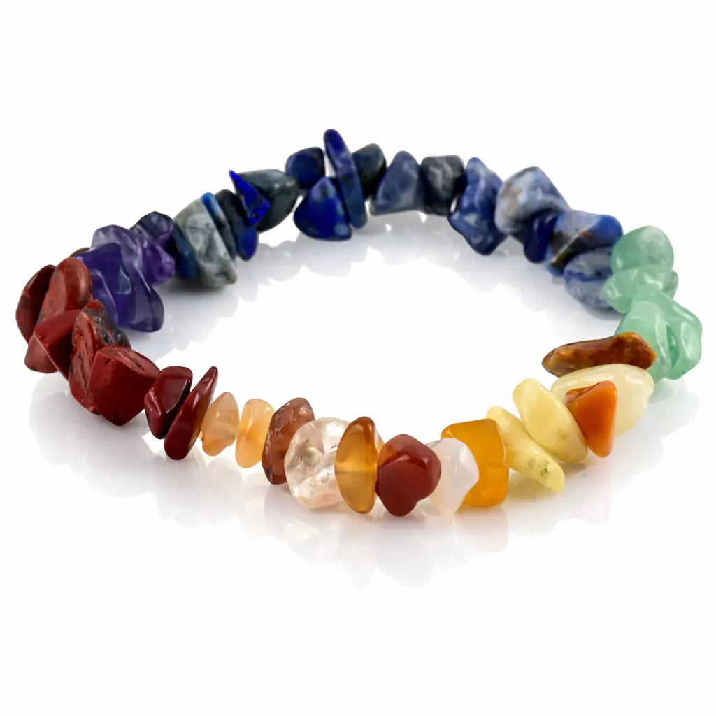 Un bracelet baroque en pierres naturelles des 7 chakras, composé d'une alternance d'éclats polis multicolores montés sur un fil élastique, présenté sur un fond blanc avec un reflet net.