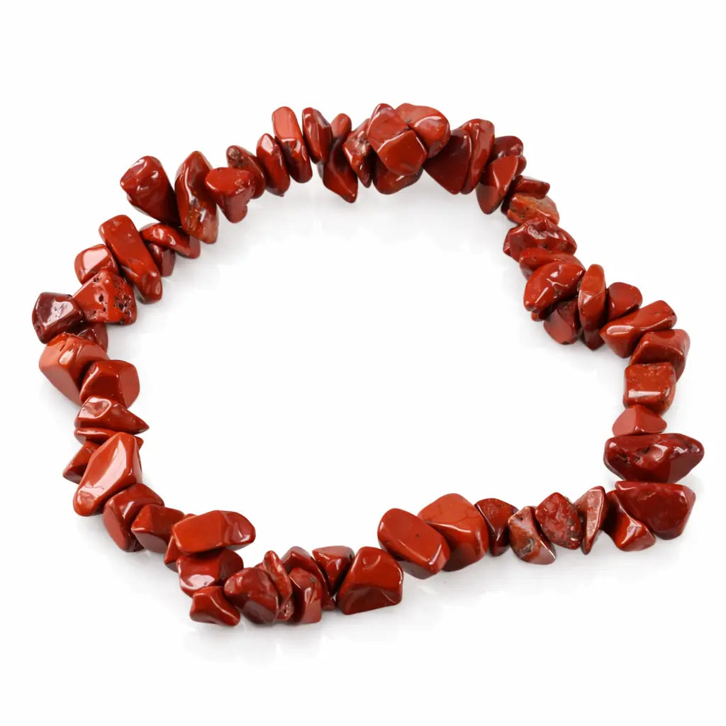 Un bracelet baroque en pierres naturelles de jaspe rouge, composé de petits éclats polis aux teintes brique intenses montés sur un fil élastique, présenté sur un fond blanc.