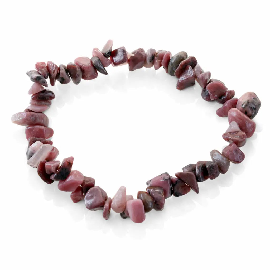 Bracelet élastique en éclats de rhodonite polie aux nuances de rose et noir sur fond blanc.