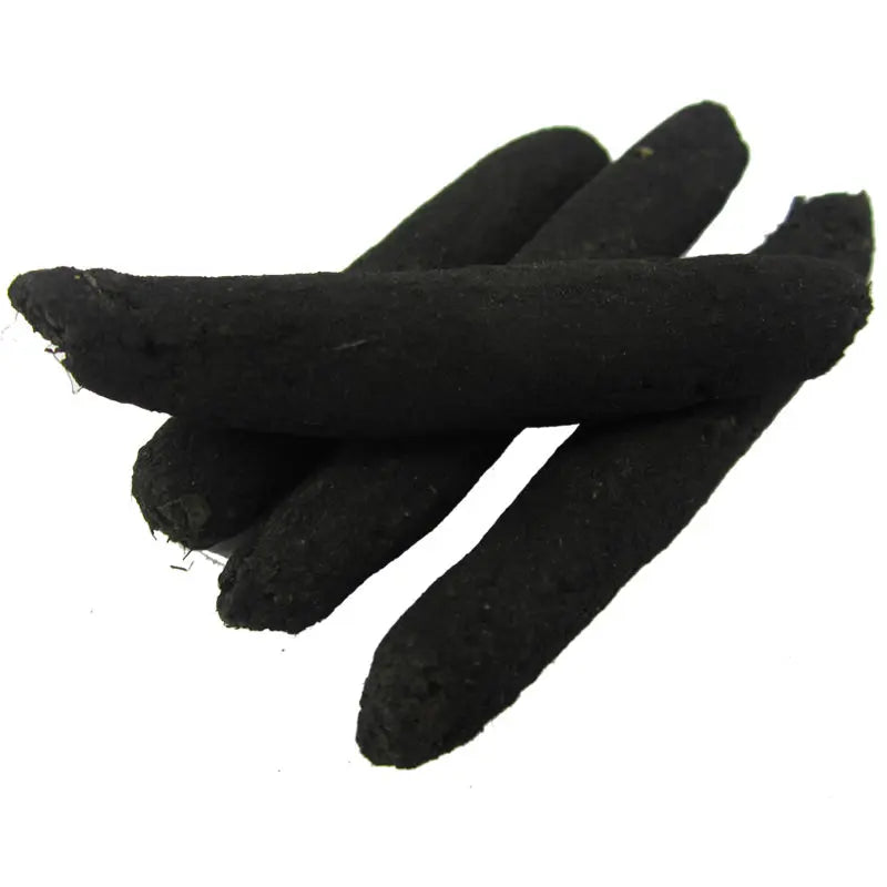 Gros plan sur des bâtonnets d'encens rares Cité des Anges noirs, texture brute, isolés sur fond blanc.