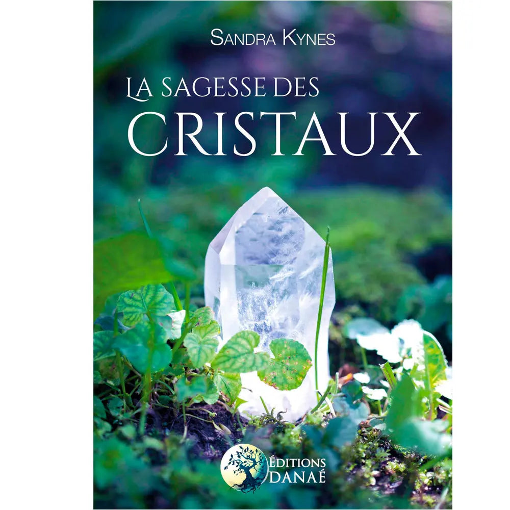 La Sagesse des Cristaux de Sandra Kynes, illustré par un grand cristal de roche translucide posé au cœur d'une végétation verdoyante.