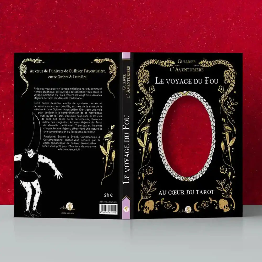 Livre Le Voyage du Fou ouvert à plat, couverture et quatrième noires avec ornements dorés, dos visible, sur fond rouge.