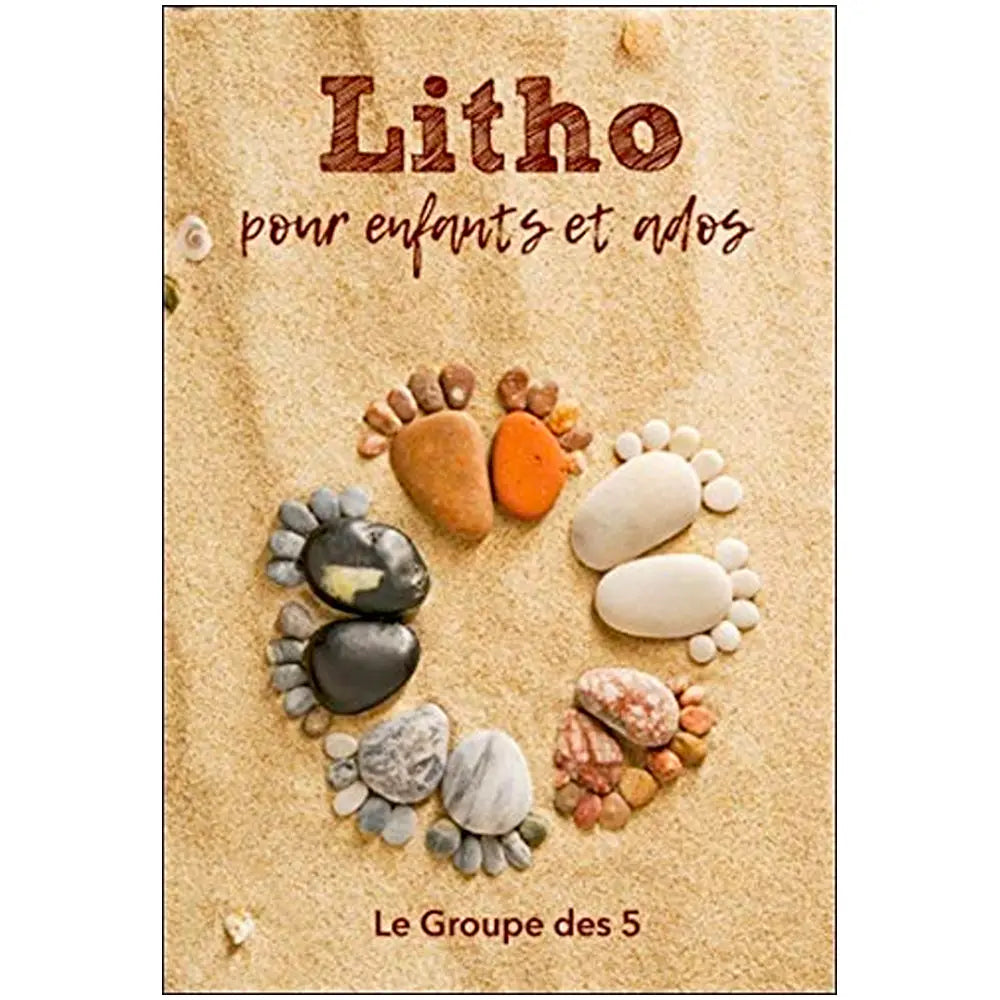 La couverture du livre "Litho pour enfants et ados" par Le Groupe des 5, illustrée de galets disposés en forme de petits pieds sur un fond de sable fin.