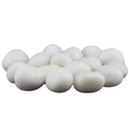Un groupe d'agates blanches roulées aux surfaces lisses et opaques d'un blanc pur, ressemblant à de petits galets uniformes, rassemblé sur un fond blanc uni.