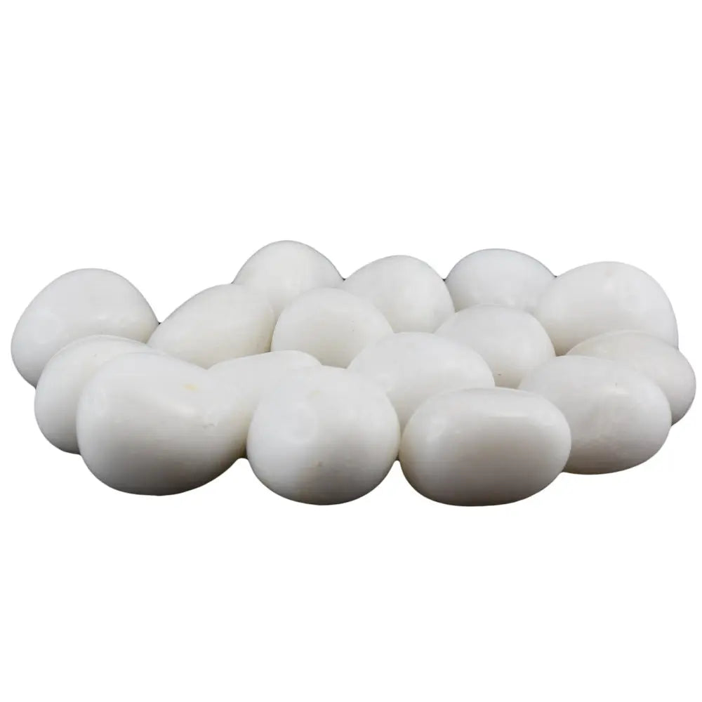 Un groupe d'agates blanches roulées aux surfaces lisses et opaques d'un blanc pur, ressemblant à de petits galets uniformes, rassemblé sur un fond blanc uni.