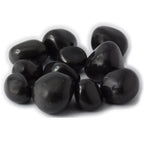 Un ensemble de pierres d'agate noire roulées aux surfaces lisses, sombres et uniformes, regroupées sur un fond blanc uni.