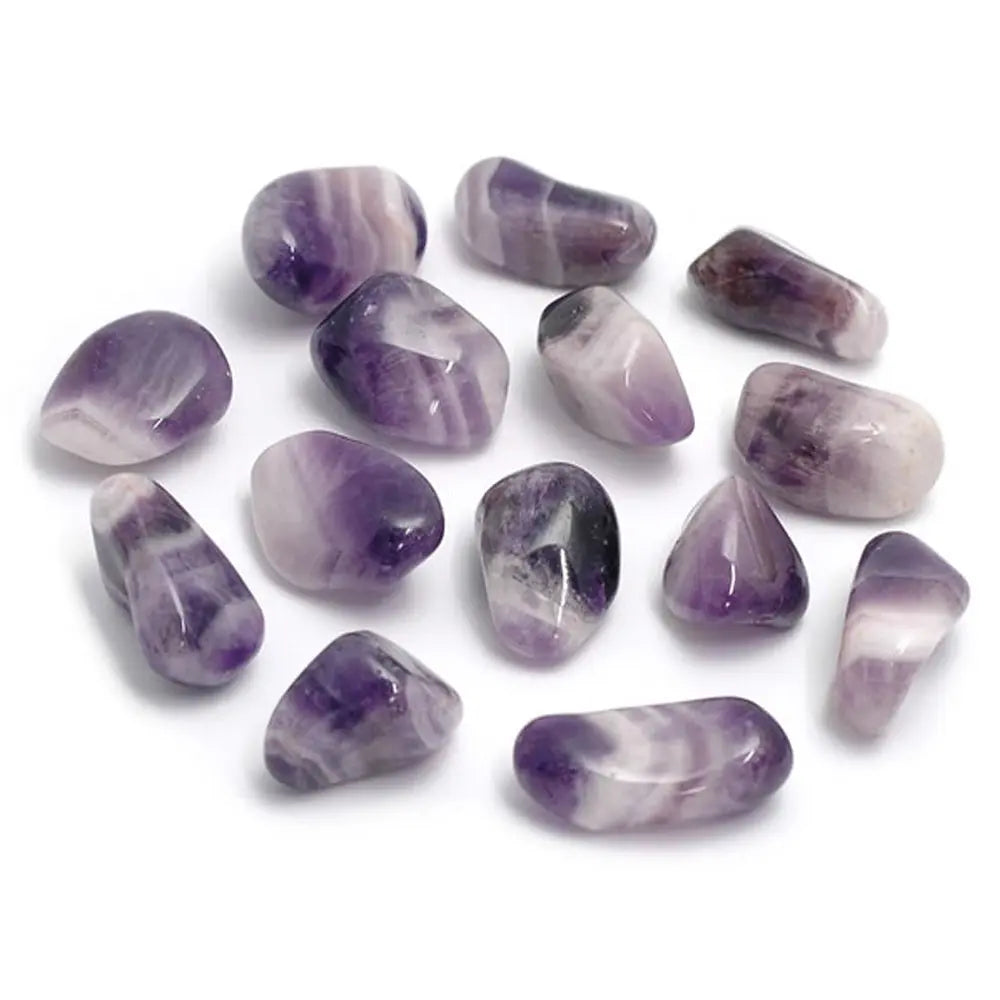Un groupe de pierres d'améthyste rubanée roulées aux motifs de bandes violettes et blanches alternées, présenté sur un fond blanc uni.