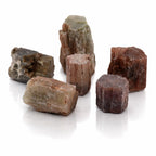 Une sélection de cristaux d'aragonite maclée aux formes prismatiques naturelles et aux nuances terreuses (brun, ocre, gris), présentés en groupe sur un fond blanc avec reflets.