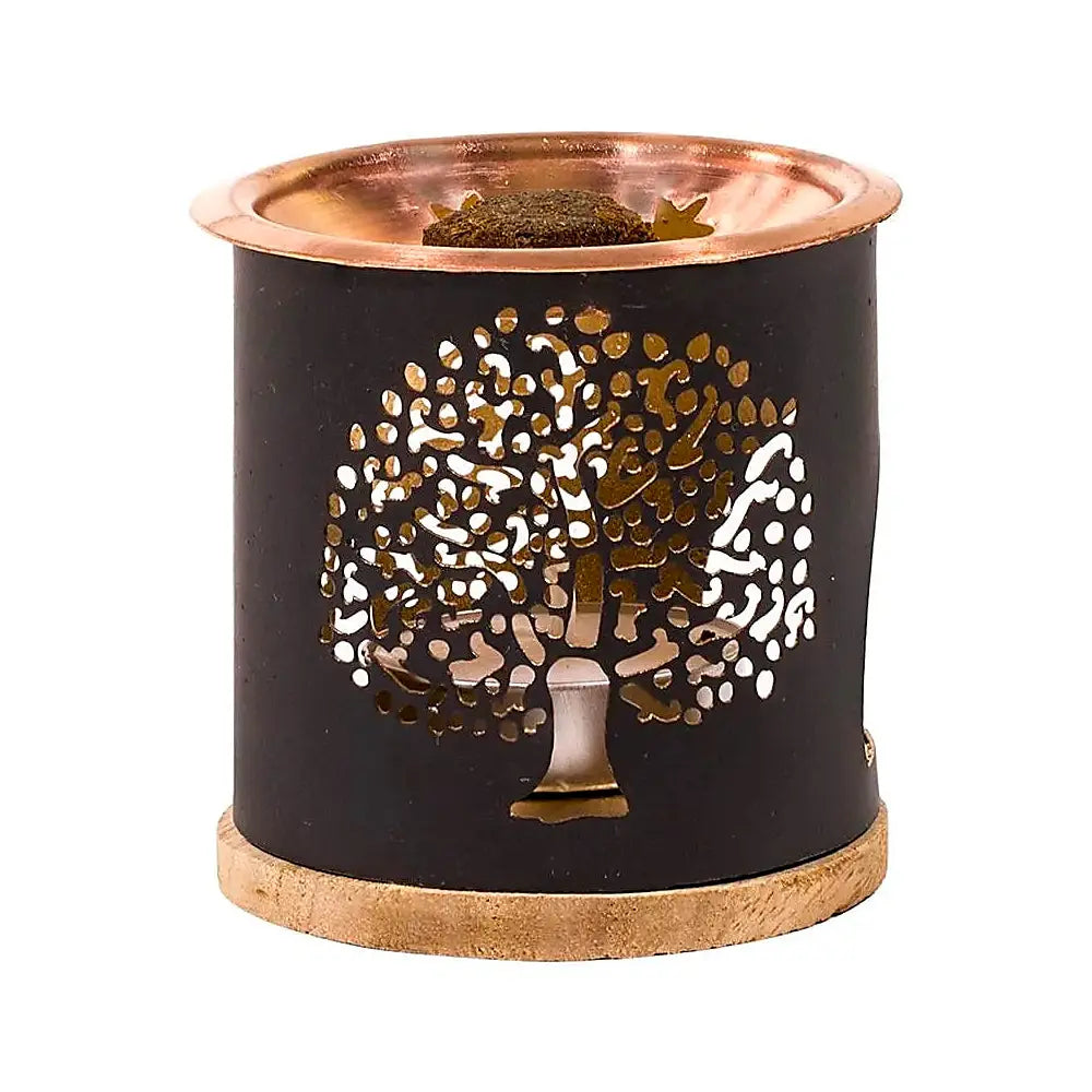 Diffuseur d’encens en métal noir avec motif arbre de vie ajouré, coupelle cuivrée et base dorée, présenté sur fond blanc.