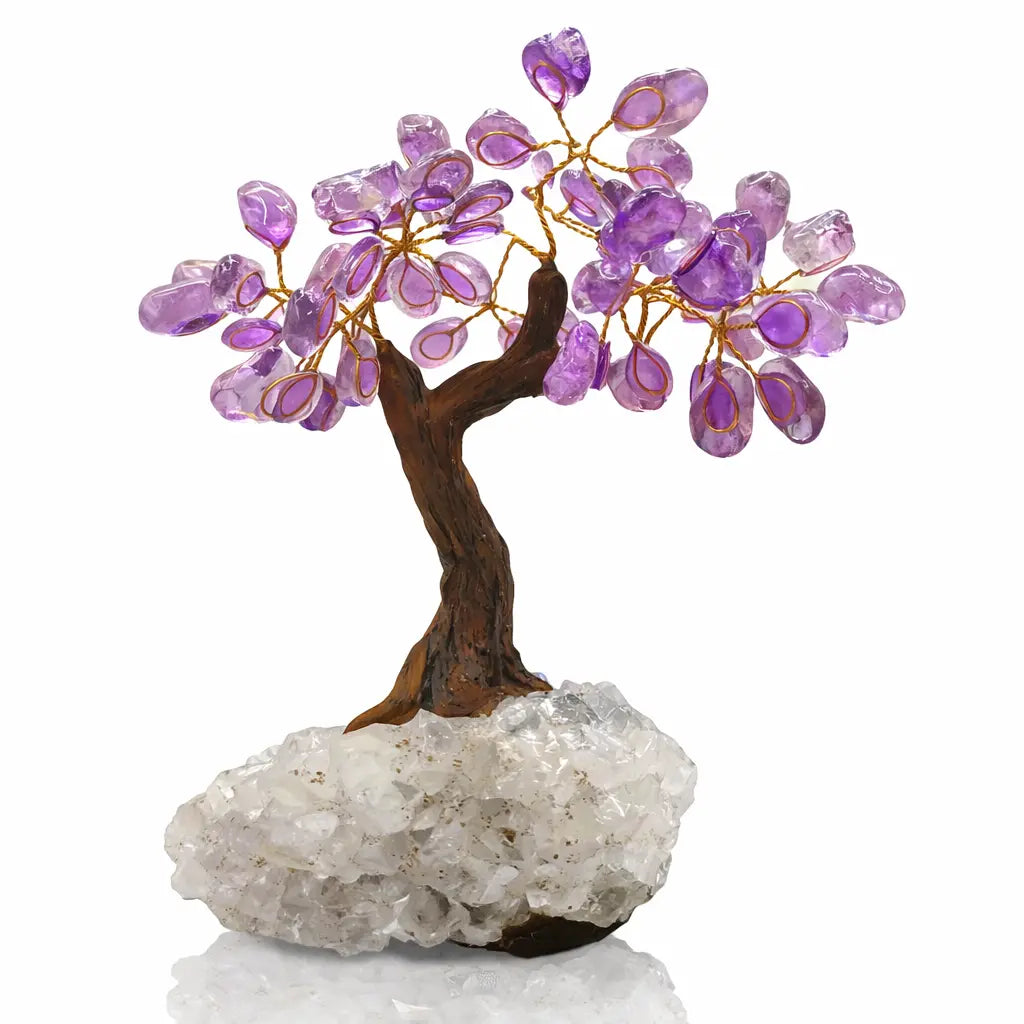 Une vue latérale d'un arbre du bonheur aux feuilles en améthyste et tronc sculpté, solidement ancré sur son socle en cristal de roche naturel sur fond blanc.