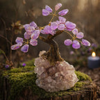 Arbre de vie artisanal de 15 cm avec des feuilles en améthyste violette et un tronc torsadé, reposant sur un socle de cristal brut sur une souche moussue.