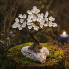 Majestueux arbre de vie aux feuilles de cristal de roche translucide, ancré sur un socle d'améthyste brute au cœur d'une forêt mystique éclairée par une bougie.