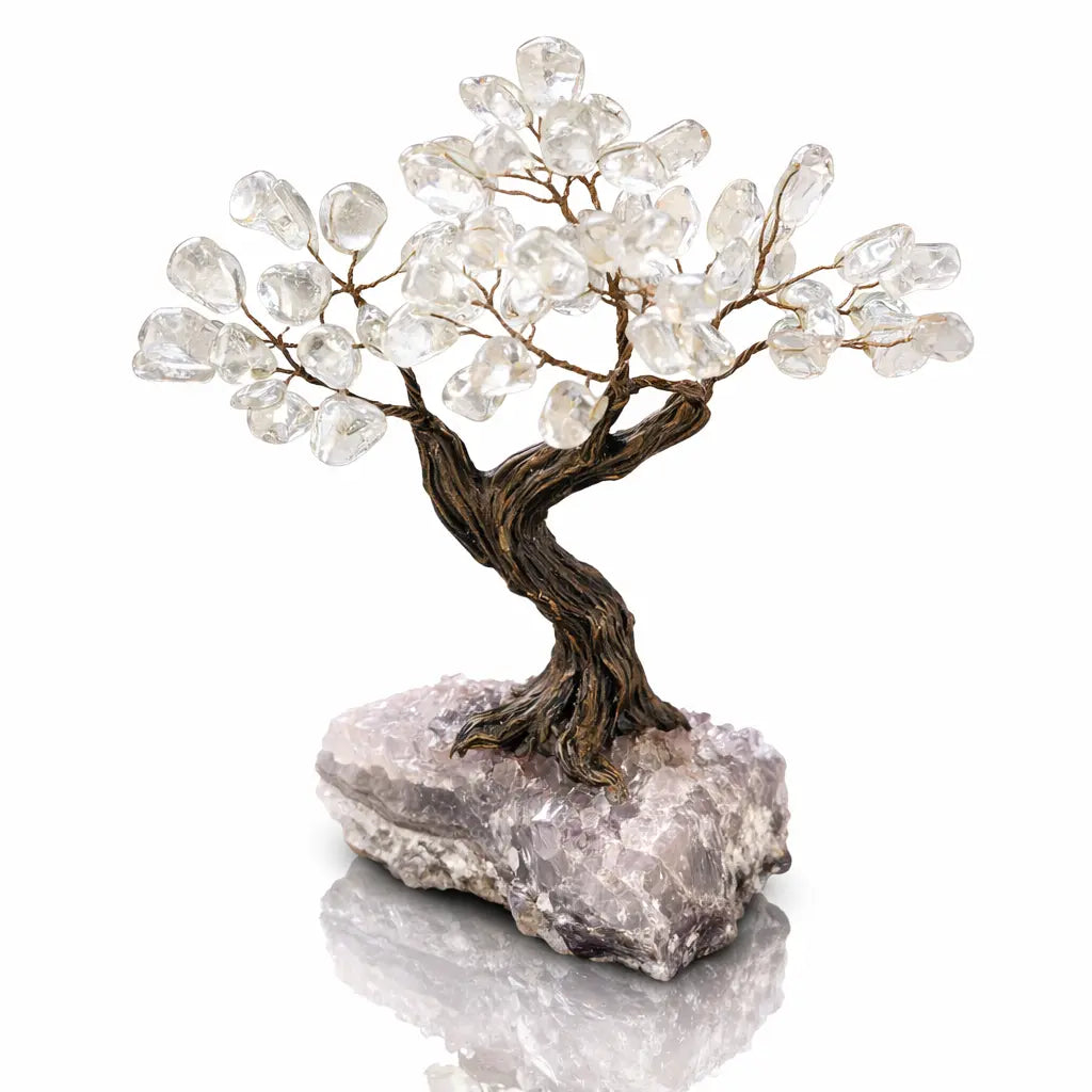 Un arbre du bonheur décoratif avec un tronc sculpté et des feuilles en pierres de quartz clair, solidement fixé sur un socle en bloc de quartz fumé brut, présenté sur un fond blanc.