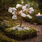 Arbre de vie miniature aux feuilles de howlite blanche marbrée de gris, tronc en cuivre torsadé sur un socle de pierres naturelles posé sur une souche de bois moussue.