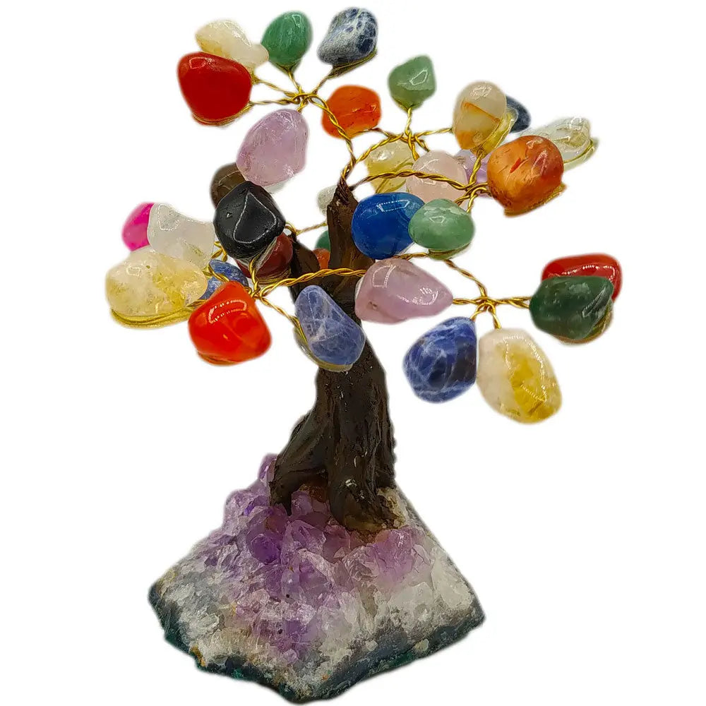 Petit arbre du bonheur décoratif avec un tronc en résine brune, des branches en fil doré ornées de diverses pierres naturelles multicolores (améthyste, cornaline, quartz rose, sodalite...), le tout fixé sur un socle en amas d'améthyste.