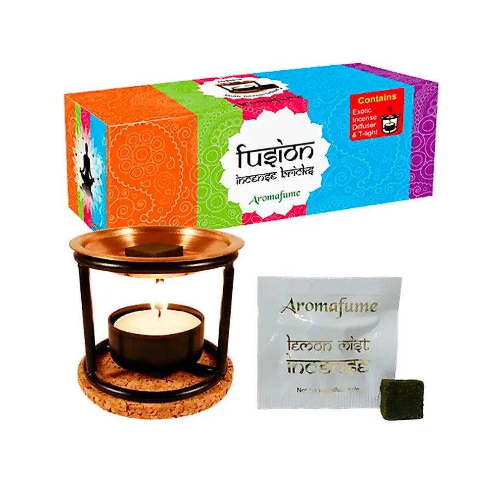 Coffret Aromafume multicolore « Fusion incense bricks » avec diffuseur à bougie noir/cuivre, base liège, sachet « Incense » et brique d’encens, fond blanc.