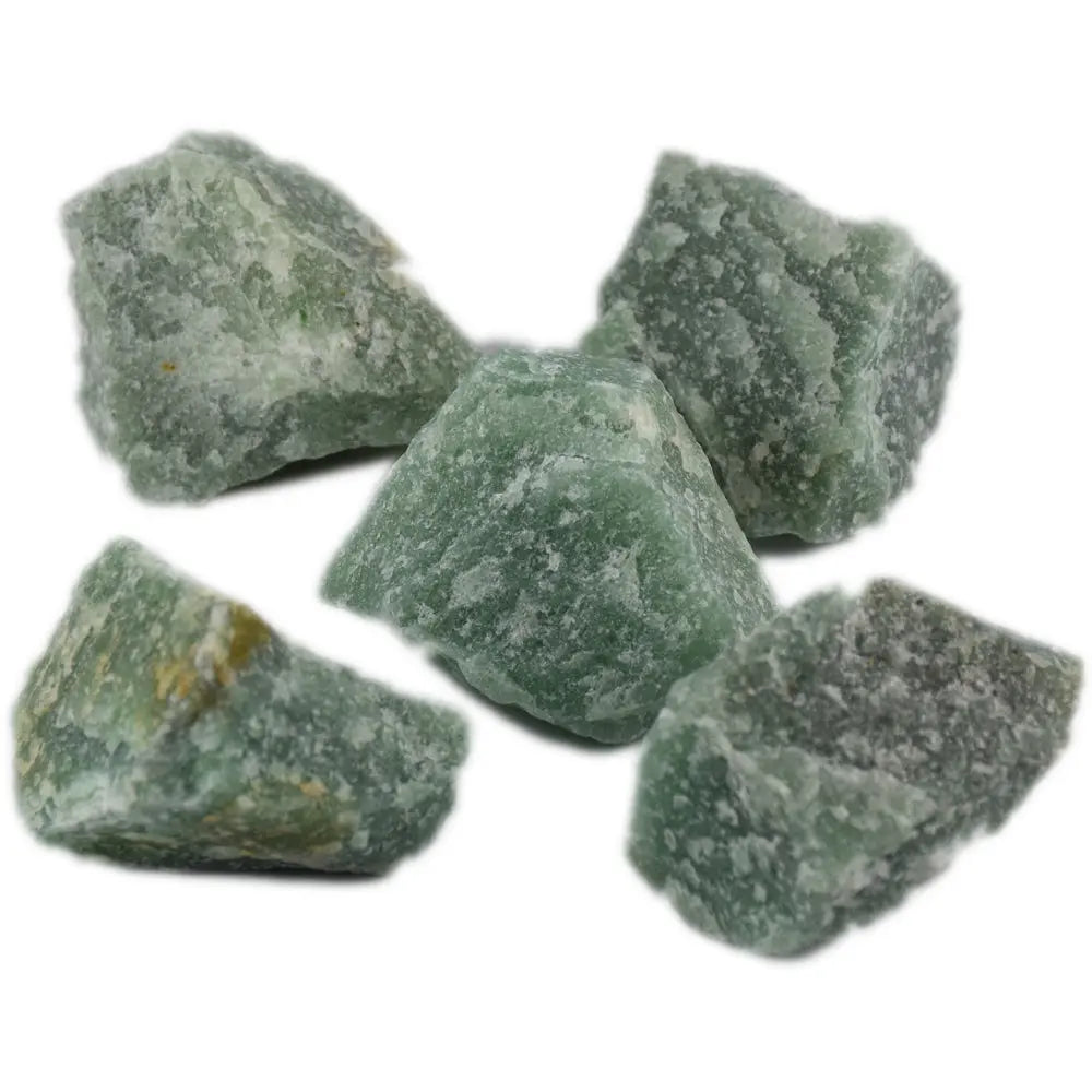 Cinq morceaux d'aventurine verte brute à la texture granuleuse et aux nuances vert pâle naturelles, regroupés sur un fond blanc uni.