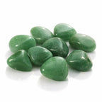 Un groupe de pierres d'aventurine verte roulées aux nuances vert clair à moyen et aux surfaces polies, présenté sur un fond blanc uni avec de légers reflets.