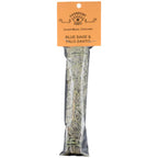 Bâton purificateur sauge bleue et palo santo pour fumigation, herbes ficelées de vert dans sachet plastique avec étiquette orange.