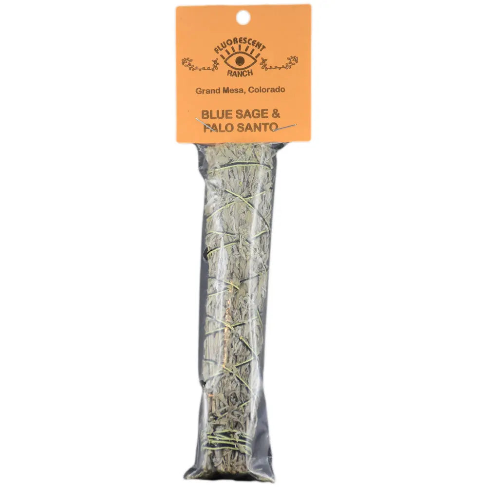 Bâton purificateur sauge bleue et palo santo pour fumigation, herbes ficelées de vert dans sachet plastique avec étiquette orange.