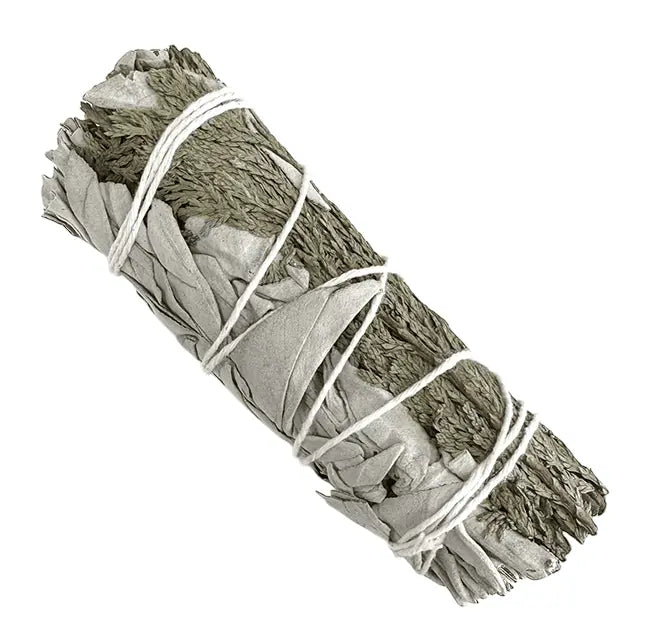 Bâton purificateur sauge blanche et cèdre pour fumigation, herbes vert gris ficelées de blanc sur fond blanc.