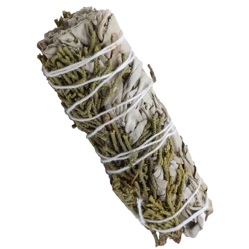 Bâton purificateur sauge et genévrier pour fumigation, herbes vert gris ficelées de blanc sur fond blanc.