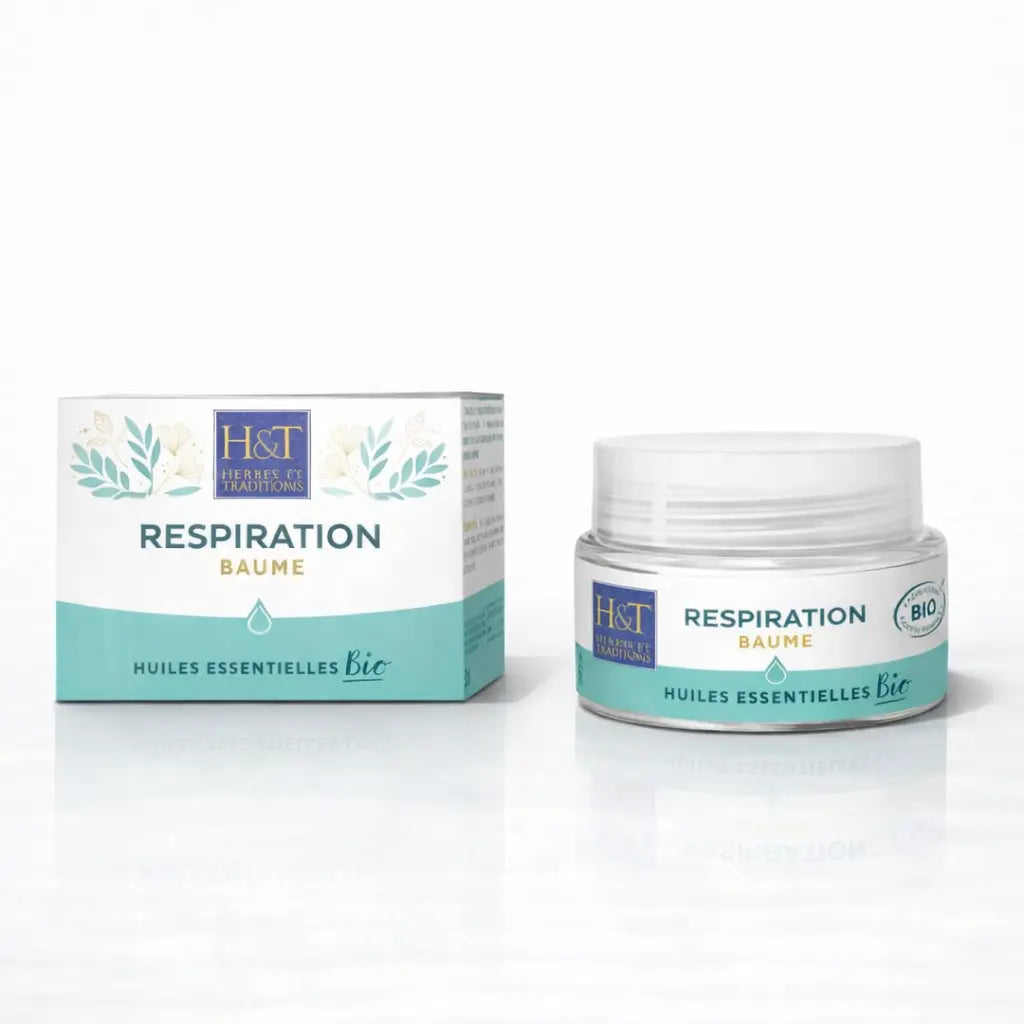 Un pot de baume respiration bio aux huiles essentielles de la marque Herbes & Traditions, accompagné de son étui en carton assorti blanc et bleu turquoise, présenté sur un fond blanc.