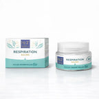 Un pot de baume respiration bio aux huiles essentielles de la marque Herbes & Traditions, accompagné de son étui en carton assorti blanc et bleu turquoise, présenté sur un fond blanc.