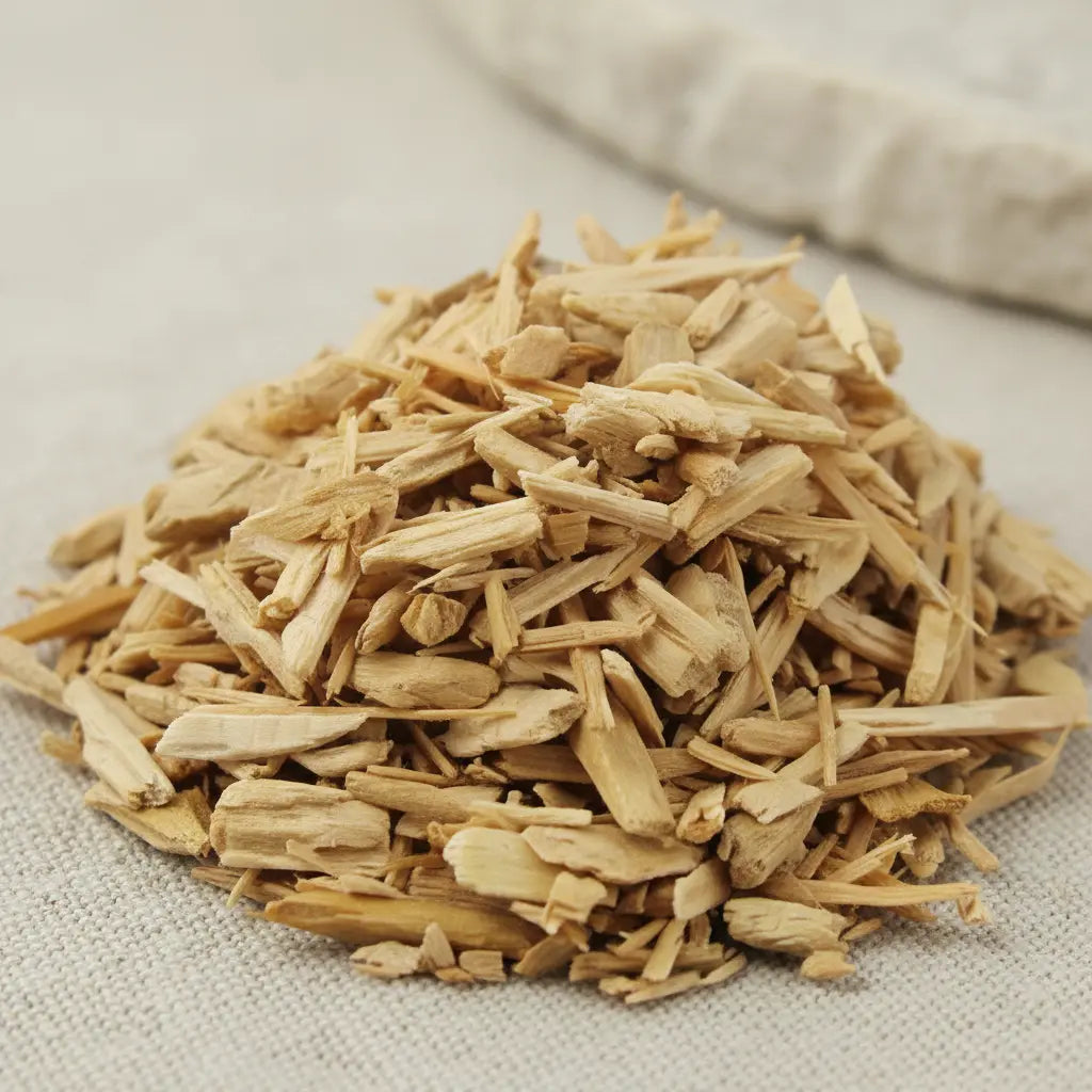 Bois de cèdre pour fumigation, fins copeaux beige clair en tas sur tissu écru.