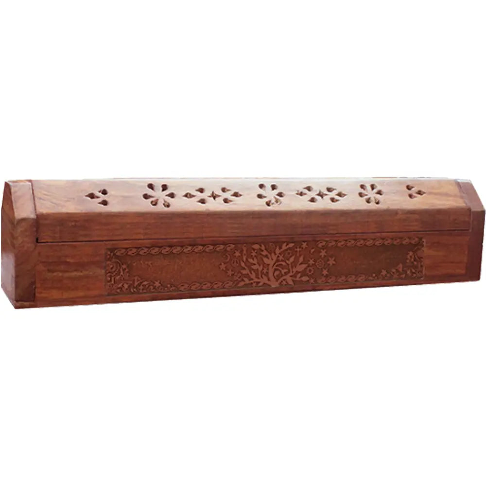 Boîte porte-encens en bois fermée, avec couvercle ajouré de motifs floraux et gravure « arbre de vie » sur la face avant, sur fond blanc.