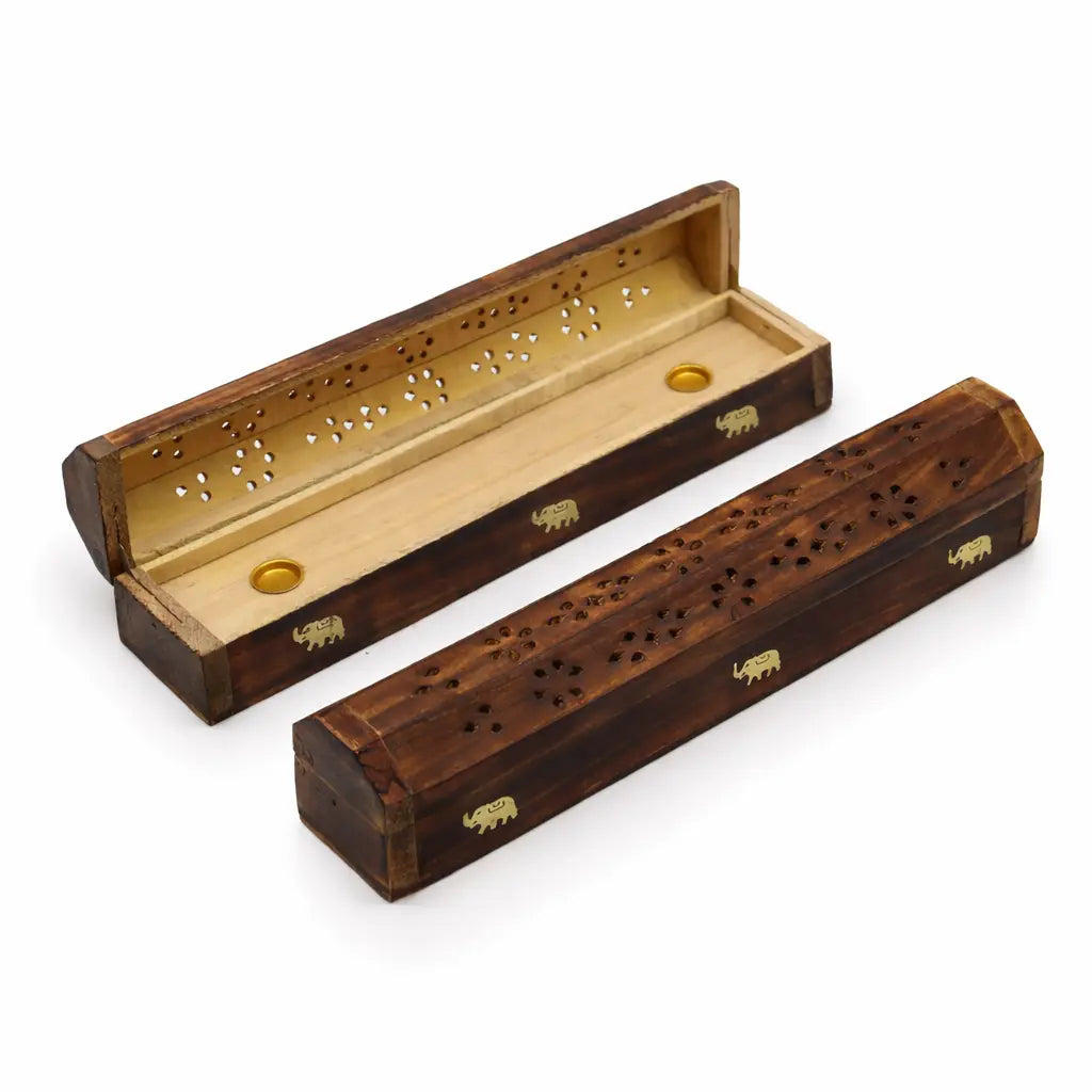 Un porte-encens en forme de petit coffret en bois foncé, orné d'un croissant de lune et d'une étoile dorés, avec un couvercle ajouré pour diffuser la fumée, présenté ouvert sur un fond blanc.