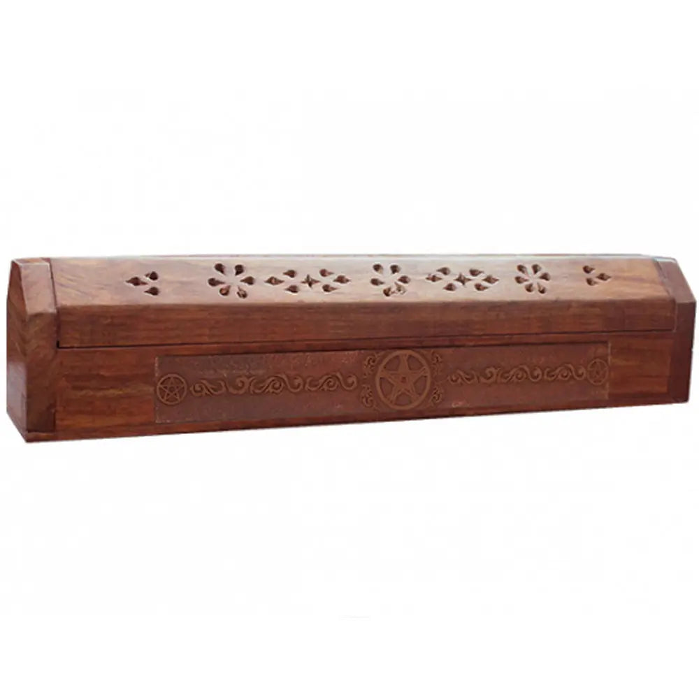 Boîte porte-encens en bois fermée, avec couvercle ajouré de motifs floraux et bande gravée d’un pentagramme au centre, sur fond blanc.