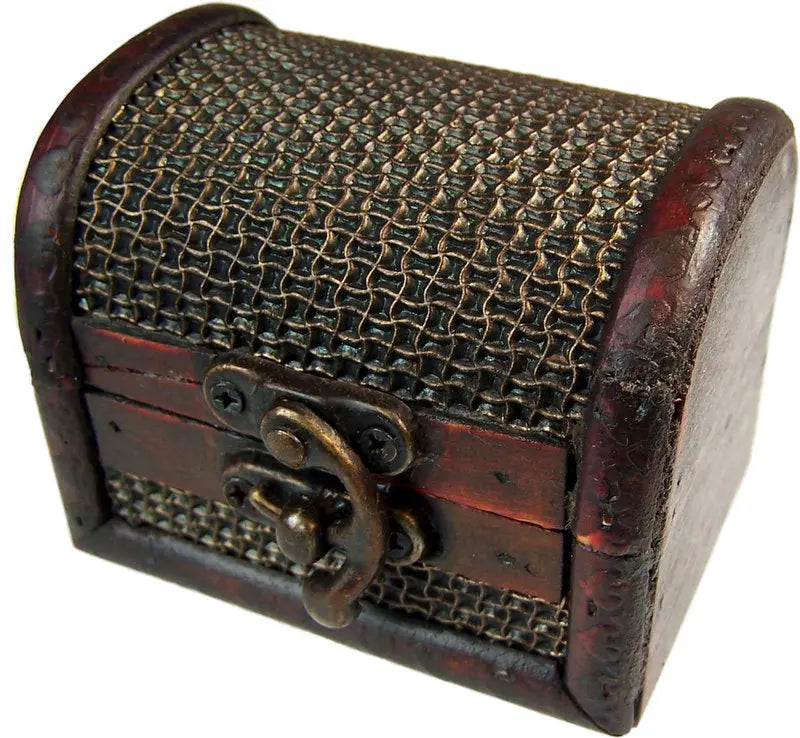 Boite coloniale maille moyenne coffre en bois foncé avec texture tressée relief et fermoir bronze.