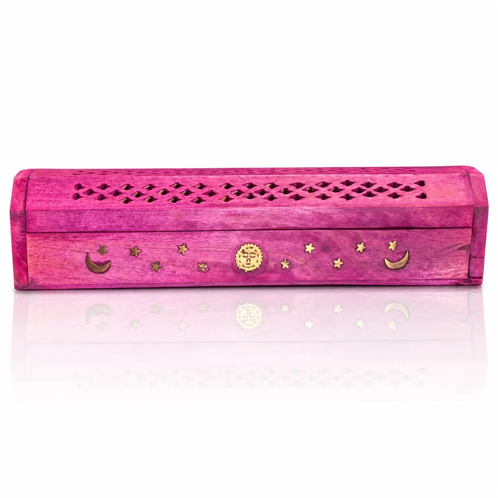 Boîte porte-encens en bois rose fermée, arborant des incrustations dorées de lunes, d'étoiles et d'un soleil, avec un couvercle finement ajouré de motifs losanges, sur fond blanc.