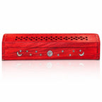 Boîte porte-encens en bois rouge fermée, arborant des incrustations argentées de lunes, d'étoiles et d'un soleil, avec un couvercle finement ajouré de motifs losanges, sur fond blanc.
