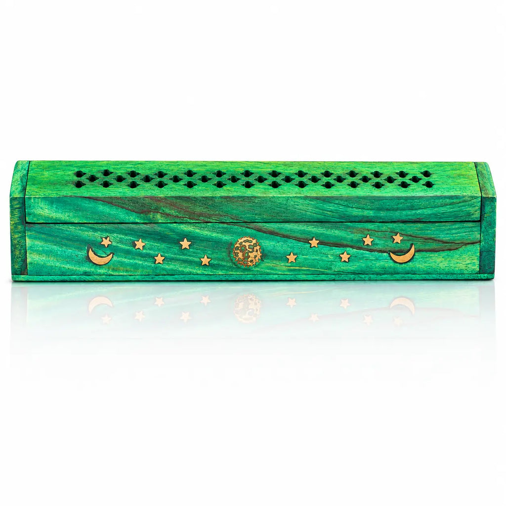 Boîte porte-encens en bois vert fermée, arborant des incrustations dorées de lunes, d'étoiles et d'un soleil, avec un couvercle finement ajouré de motifs losanges, sur fond blanc.