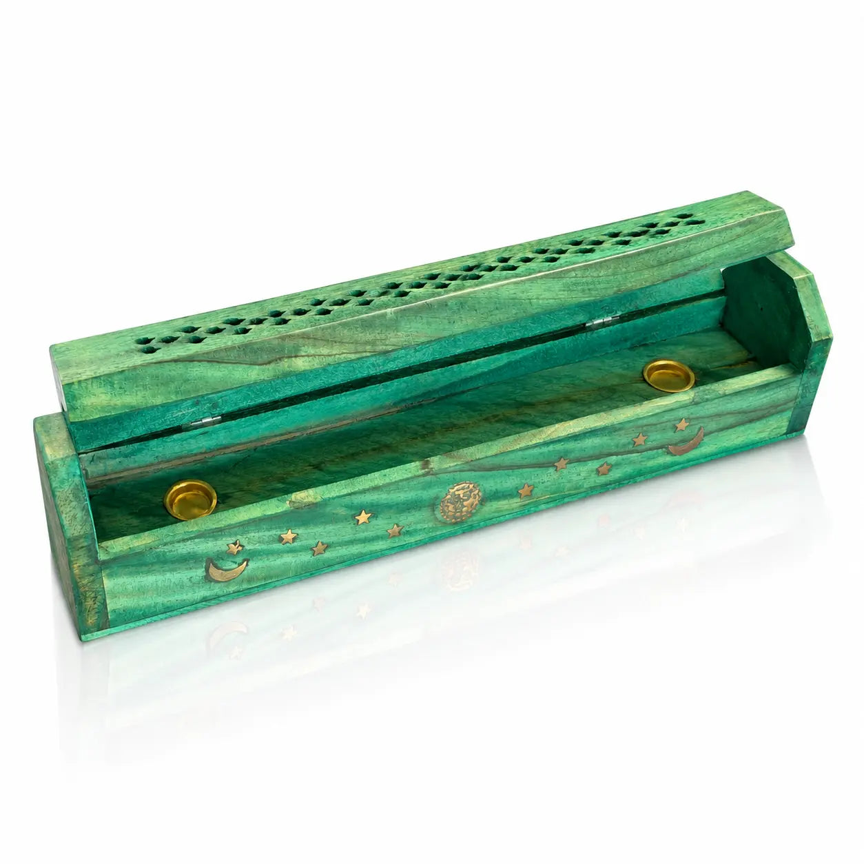 Boîte porte-encens en bois vert entrouverte, décorée de lunes, d'étoiles et d'un soleil dorés, révélant deux petites coupelles en laiton à l'intérieur, sur fond blanc.