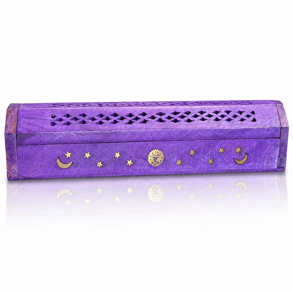 Boîte porte-encens en bois violet fermée, arborant des incrustations dorées de lunes, d'étoiles et d'un soleil, avec un couvercle finement ajouré de motifs losanges, sur fond blanc.
